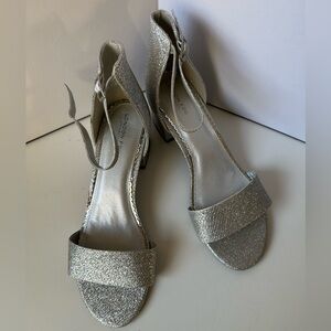 London Fog Silver Glitter Block Heel Sandals – Size 9.5 New